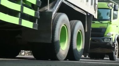 Otobanda ağır yük kamyonu