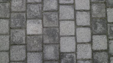 Şehir parkında taştan bir taş.