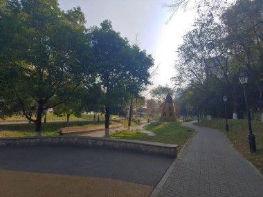 Huzurlu parklardan hareketli kentsel köşelere kadar bu görüntüler banklarda harcanan anların özünü yakalıyor..