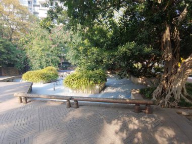 Huzurlu parklardan hareketli kentsel köşelere kadar bu görüntüler banklarda harcanan anların özünü yakalıyor..