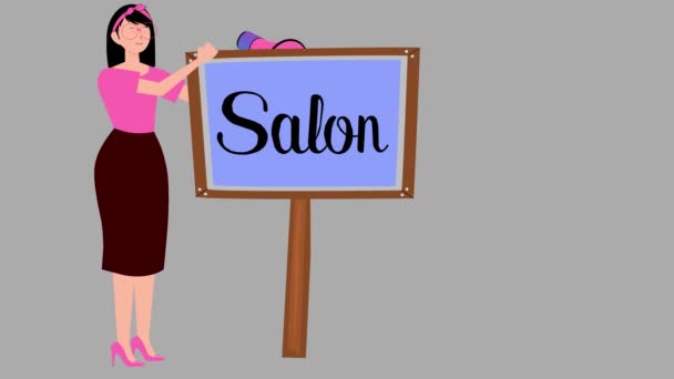 女性が灰色の背景を歩き スタンドにサロン看板を置き メガフォン ガール ボード アナウンス — ストック動画
