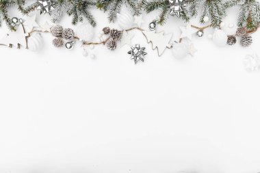 Kar köknar dallarından, konilerden, böğürtlenlerden, beyaz arka plandaki yıldızlardan oluşan mutlu Noeller çelengi. Mutlu yıllar ve Xmas, en iyi manzara