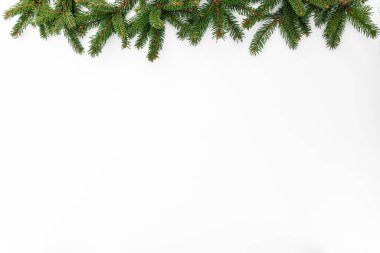 Beyaz arka planda Mutlu Noeller çelengi için yeşil köknar dalları. Mutlu yıllar ve Xmas, en iyi manzara