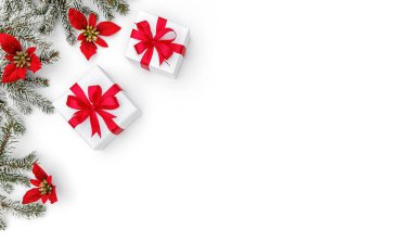 Karlı köknar dalları ve beyaz arka planda kırmızı Noel çiçeklerinden yapılmış mutlu Noeller kartı. Xmas ve yeni yıl tatili. Düz yatış, üst görünüm