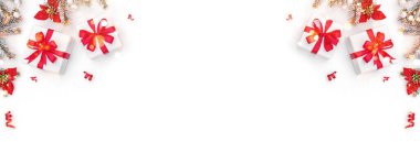 Karlı köknar dallarından, hediye kutularından, tatil kırmızı çiçeklerinden, parıltılardan ve beyaz arka planda Bokeh ile konfetiden oluşan mutlu Noeller çerçevesi. Mutlu yıllar ve Xmas, üst manzara, geniş pankart