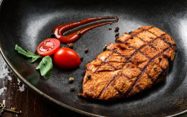 Domatesli ızgara tavuk pirzolası ve kırsal ahşap arka planda baharat. Et Tabakları, üst görünüm, kapat