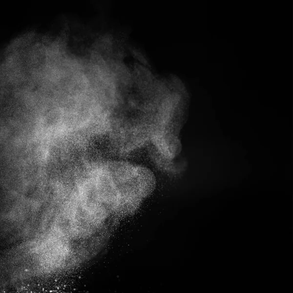 落ちる粒子を凍らせるか またはオーバーレイブレンドモードのための黒い背景の空気の茎 暗い背景に白い粉の動きを止める 選択的な焦点 — ストック写真