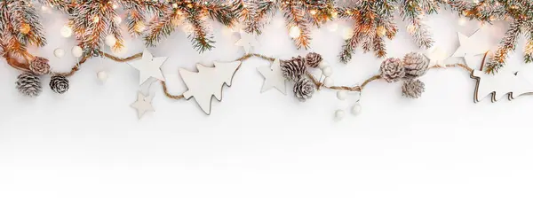 雪の花の枝 コーン ベリーから成っているメリークリスマスガーランド 輝きの白い背景の星 ハッピーニューイヤーとクリスマス トップビュー — ストック写真