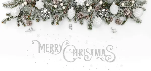 ホワイトホリデーのバックグラウンドにメリークリスマスシルバーテキスト 火花の枝 スパイラルと菓子 ハッピーニューイヤーとXmas トップビュー ワイドバナー — ストック写真