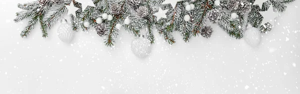 雪の花の枝 コーン ベリー 白い背景の星から成っているメリークリスマスガーランド ハッピーニューイヤーとクリスマスホリデー トップビュー フラットレイ — ストック写真