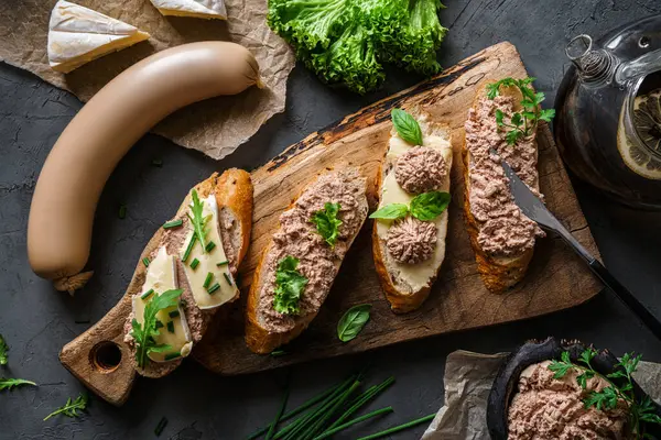 Heerlijke Sandwiches Met Paté Kaas Groente Specerijen Snijplank Met Donkere — Stockfoto
