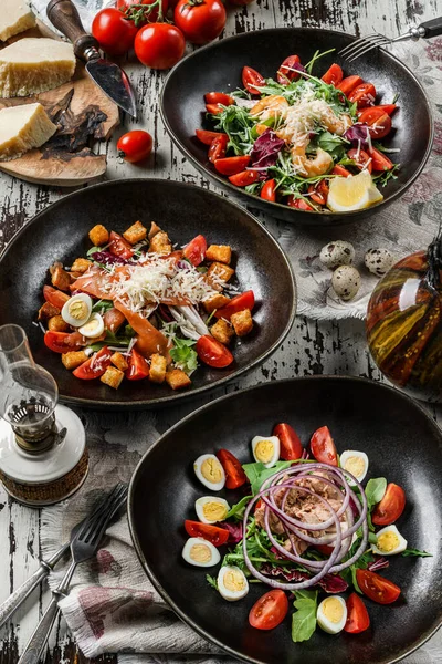Salades Assorties Avec Thon Des Crevettes Saumon Filet Des Légumes — Photo