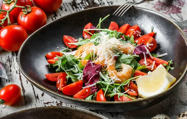 Healthy Shrimp Salad Arugula Tomatoes Lettuce Plate Rustic Wooden Background — Stock Photo, Image