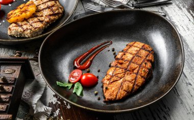 Domatesli ızgara tavuk pirzolası ve kırsal ahşap arka planda baharat. Et Tabakları, üst görünüm, kapat