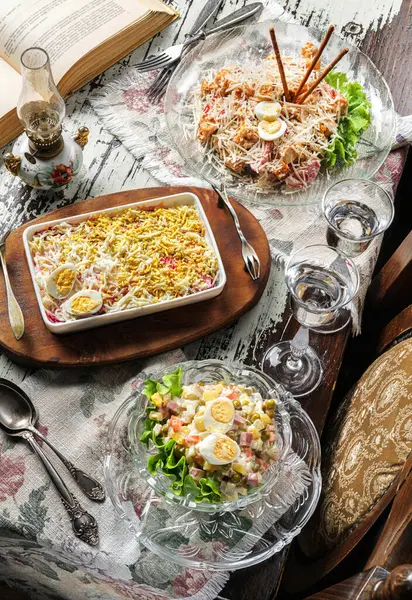 Caesar Salat Olivier Salat Und Salat Hering Unter Pelzmantel Teller — Stockfoto