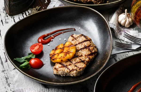 Gegrilde Varkensvlees Biefstuk Met Tomaten Specerijen Bord Rustieke Houten Achtergrond — Stockfoto