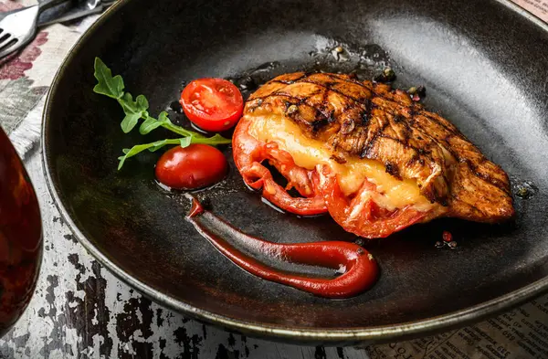 Gegrilde Kip Biefstuk Met Tomaten Specerijen Bord Rustieke Houten Achtergrond — Stockfoto