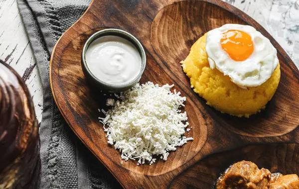 Deliciosa Polenta Con Huevos Fritos Queso Crema Agria Sobre Tabla —  Fotos de Stock