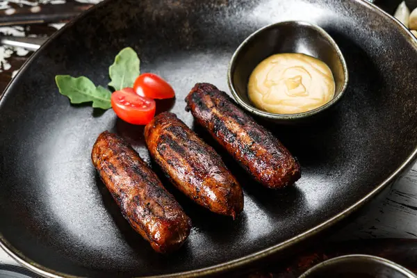Saucisses Grillées Sur Une Assiette Avec Tomate Moutarde Sur Fond — Photo