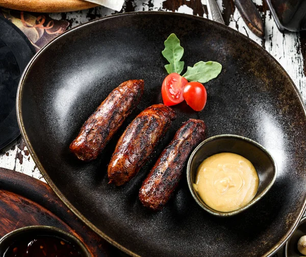 Saucisses Grillées Sur Une Assiette Avec Tomate Moutarde Sur Fond — Photo