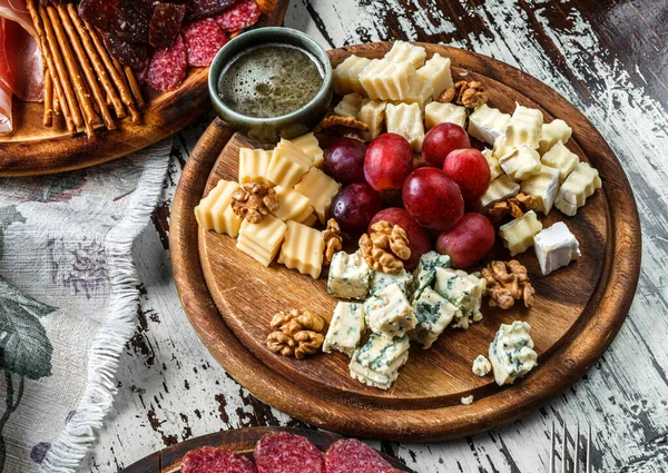 Piatto Formaggio Con Parmigiano Maasdam Formaggio Blu Brie Cheese Cheddar — Foto Stock