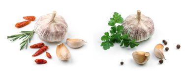 Beyaz arka planda izole edilmiş taze sarımsak ve baharatlar, biber, biberiye, maydanoz, sarımsak karanfilleri, üst manzara.