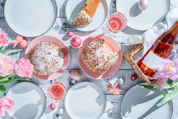 Easter Holidays Table Pink Wine Glasses Easter Cakes Color Eggs — Stock Photo, Image