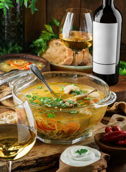 Köstliche Suppe Mit Wachteln Huhn Nudeln Gemüse Gemüse Glaspfanne Serviert — Stockfoto