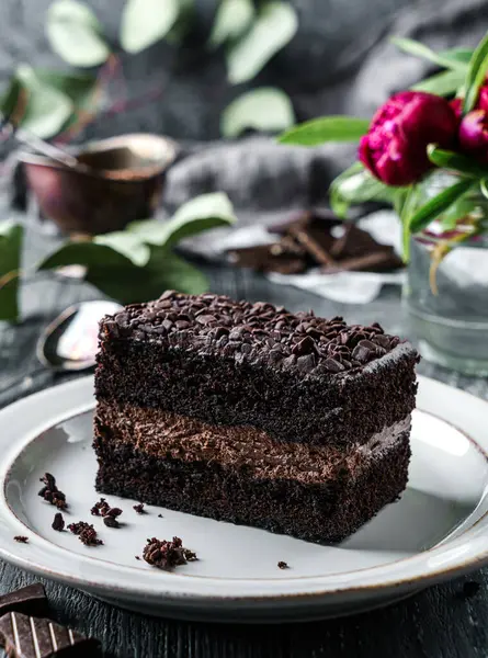 Piece Chocolate Brownie Cake Chocolate Chips Plate Dark Background Peony — Stock Photo, Image