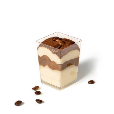 Karamelli tiramisu ve beyaz arka planda cam bardakta kahve. Çikolata, tatlı ve tatlı, seçici odak