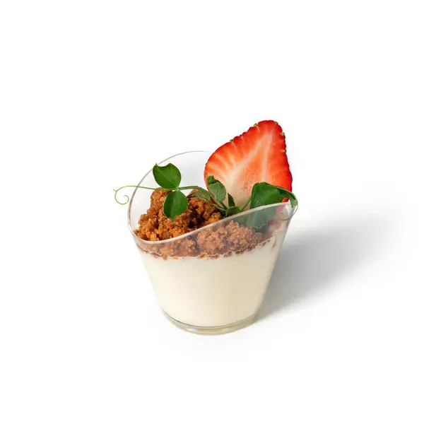 Cheesecake Mousse Pudding Med Jordgubbe Glas Kopp Vit Bakgrund Godis — Stockfoto