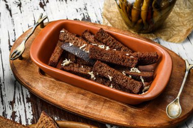 Kavrulmuş çavdar ekmeği, sarımsaklı ekmek ve sade bir arka plan, servis masası. Votka için aperatif, üst görünüm