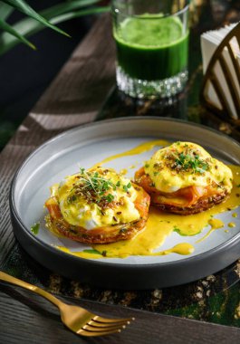 Somon dilimli nefis krep, Benedict yumurtaları ya da kaynatılmış yumurta, susam ve mermer masada buzlu içecekle birlikte mikroyeşillikler. Sağlıklı kahvaltı, diyet, üst manzara