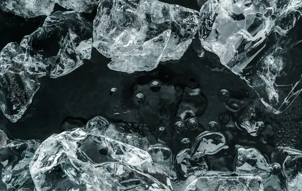 Stücke Von Crushed Ice Auf Schwarzem Hintergrund Abstrakte Eisstruktur Hintergrund — Stockfoto