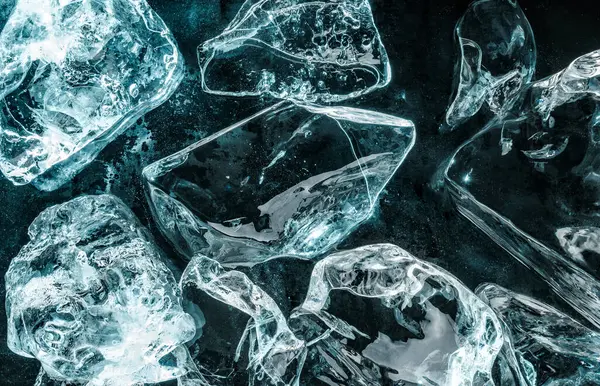 Кусочки Льда Освещаются Синим Светом Черном Фоне Абстрактный Фон Структуры — стоковое фото