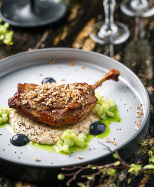 Pişmiş ördek bacağı, sebze püresi ve sosla mermer zemin üzerinde şarap kadehiyle. Tatil sağlıklı yiyecekler, üst manzara.