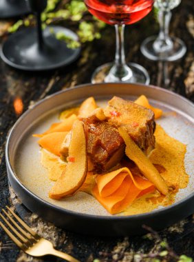 Tatlı soslu tatil pişmiş et ve şarap kadehleriyle mermer zemin üzerinde armut, süsleme. Tatil sağlıklı yiyecekler, üst manzara.