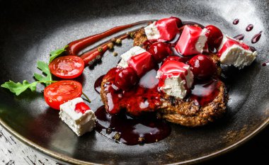 Çilek soslu ızgara biftek ve ahşap zemin üzerinde peynir. Et Tabakları, üst görünüm, kapat