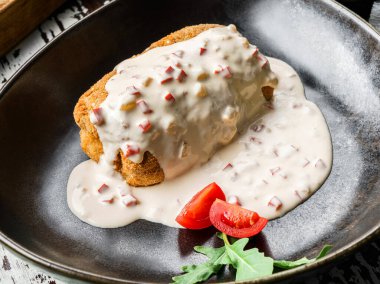 Ahşap zemin üzerinde sos olan çıtır ekmekli et. Çerezler, üst görünüm