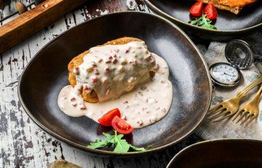 Ahşap zemin üzerinde sos olan çıtır ekmekli et. Çerezler, üst görünüm