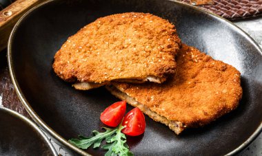 Tahta arka planda sebzeli gevrek pirzola. Çerezler, üst görünüm