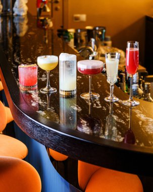 Restorandaki bar tezgahında farklı kokteyller.