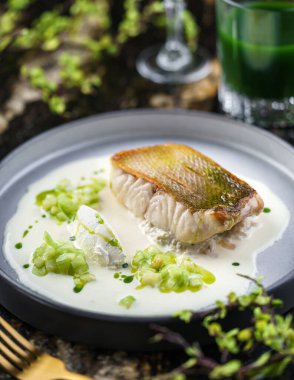 Krem peynirli biftek fileto balığı ve mermer arka planda sebzeler ve içecekler. Sağlıklı deniz ürünleri, manzaralı.