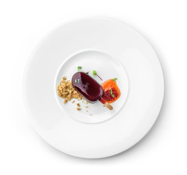 Lezzetli tatlı kreması, beyaz arka planda izole edilmiş kurabiye ve meyve reçeli şeklinde. Tatlılar, tatlı ve pasta, üst manzara