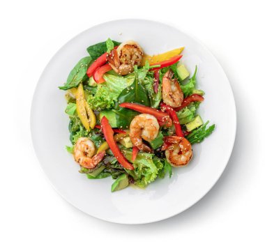 Karides ya da karides, avokado, marul, ıspanak, susam, dolmalık biber ve soslu sağlıklı taze salata. Sağlıklı yemek, en iyi manzara.