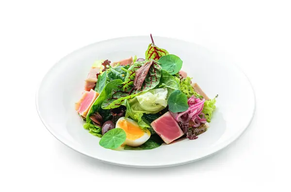 シードマグロの魚 レタス オリーブ タマネギ ソースを白い背景に分離した健康的なサラダ 健康的な食べ物 トップビュー — ストック写真