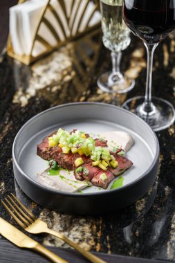 Meyveli biftek, sebzeli az pişmiş biftek ve mermer arka plandaki tabakta püre ve içeceklerle birlikte. Et yiyecekler, üst manzara.