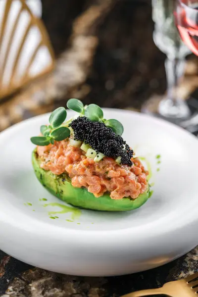 Delicioso Abacate Tartare Peixe Salmão Cru Com Caviar Preto Placa — Fotografia de Stock