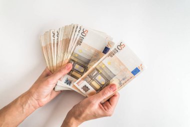 Avro banknotlarını tutan kadın eller beyaz arka planda izole edilmiş. 50 avroluk banknotlarla Avrupa parası, üst görünüm