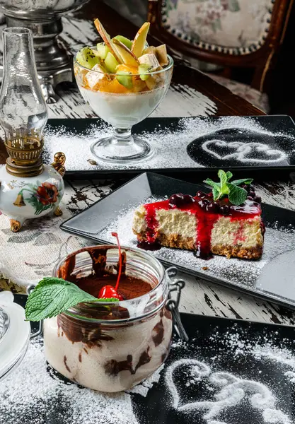 Blandade Desserter Cheesecake Med Bärsylt Glass Med Skivor Frukt Tiramisu Royaltyfria Stockfoton